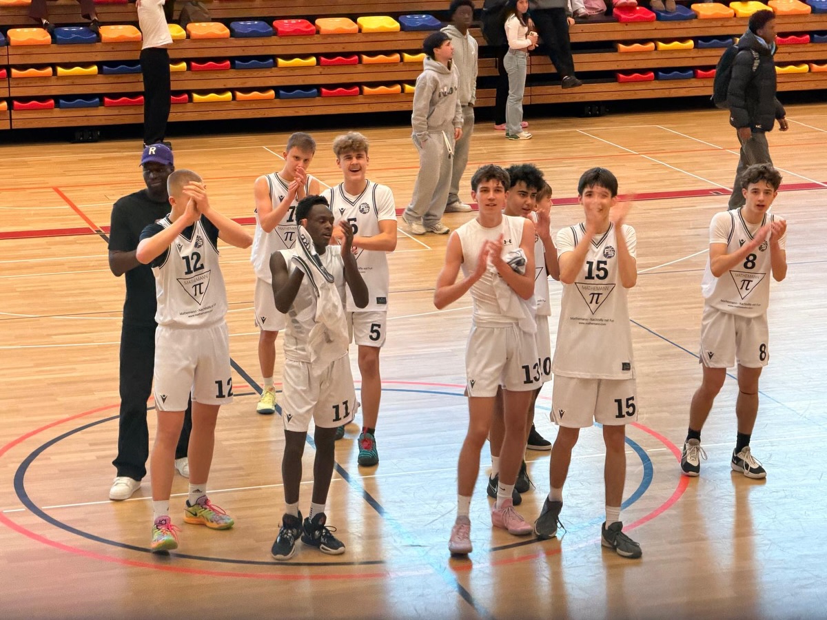 Mannschaft nach dem Spiel in der Halle